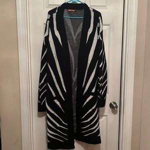 Black & White Sweater w/ pockets